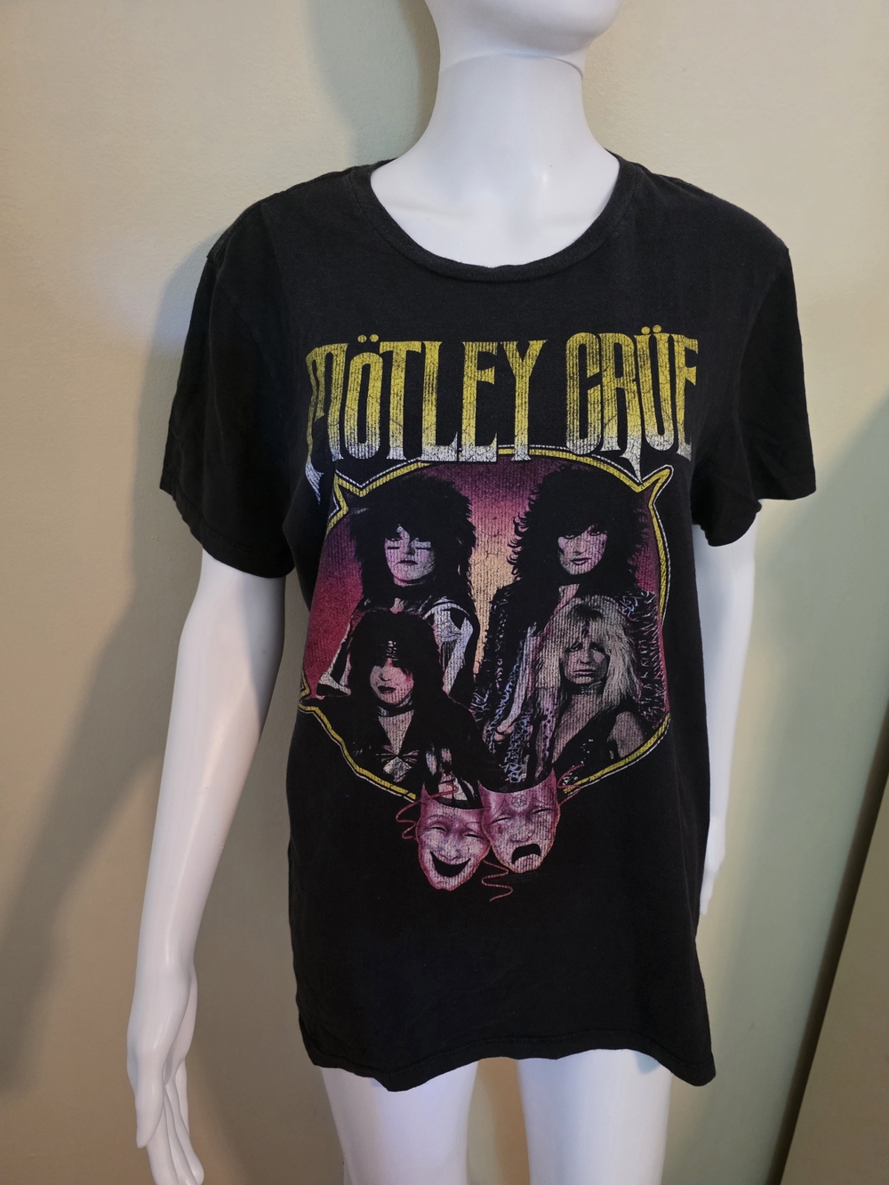 Bay Island Motley Crue Size Large Black Graphic T Shirt.